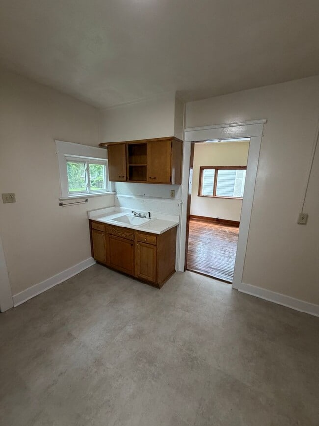 Building Photo - 307 Poplar St