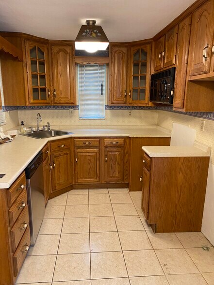 Building Photo - 906 Woodland Ave