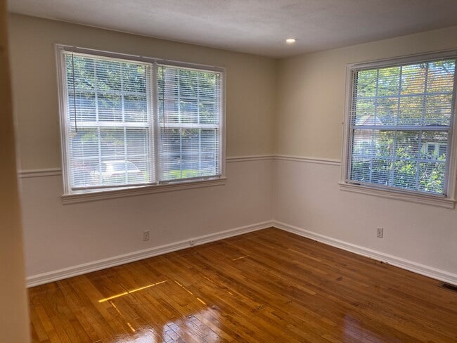 Building Photo - MIDTOWN LOCATION - 2bd/1ba with large yard and washer/dryer