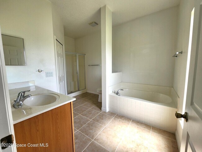 Building Photo - 2078 Maeve Cir
