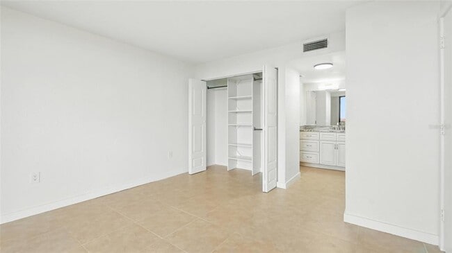 Building Photo - 900 Cove Cay Dr