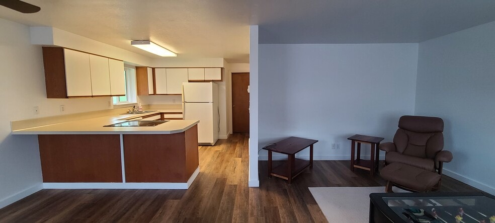 Kitchen and living room - 442 SW Coast Ave