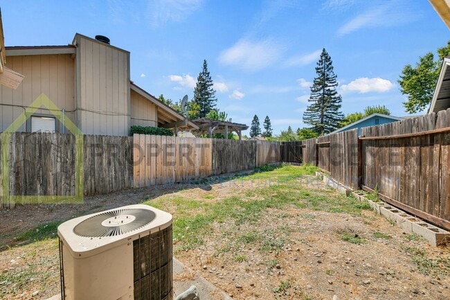 Building Photo - Desirable Pocket-Greenhaven Half-Plex for ...