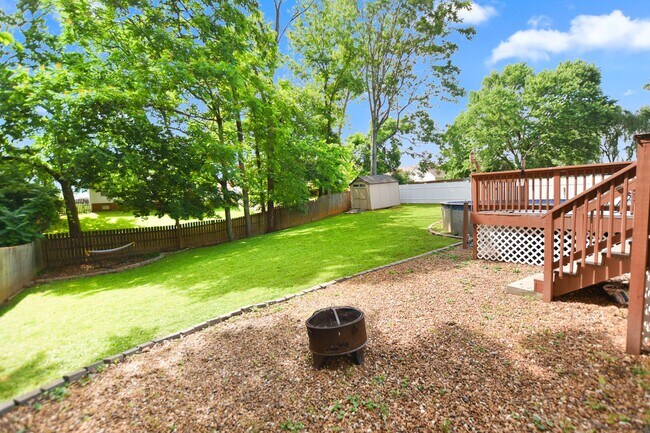 Building Photo - Pet Friendly Three Bedroom with Pool!