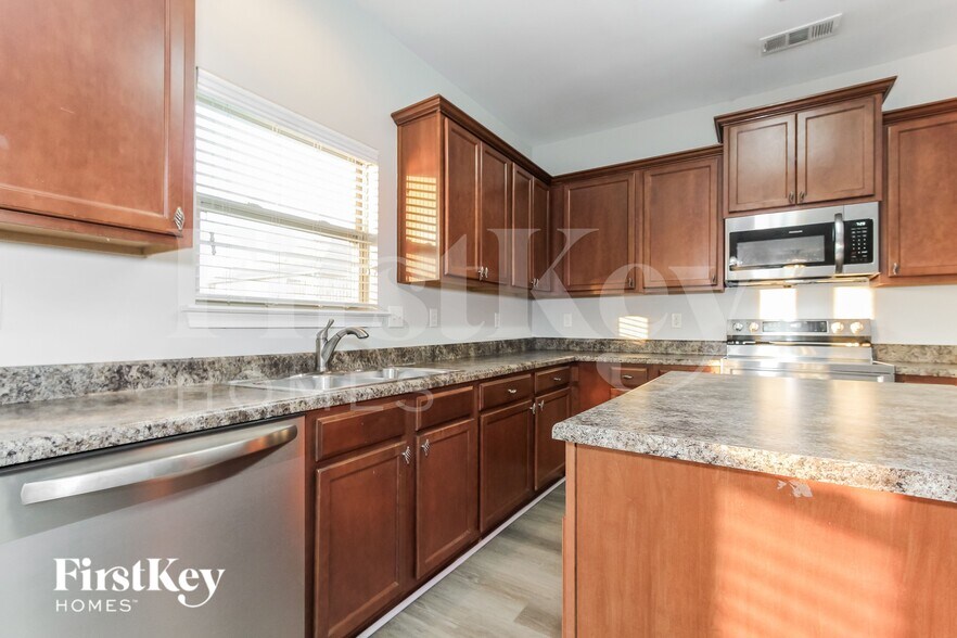 Building Photo - 2045 Kensington Ct