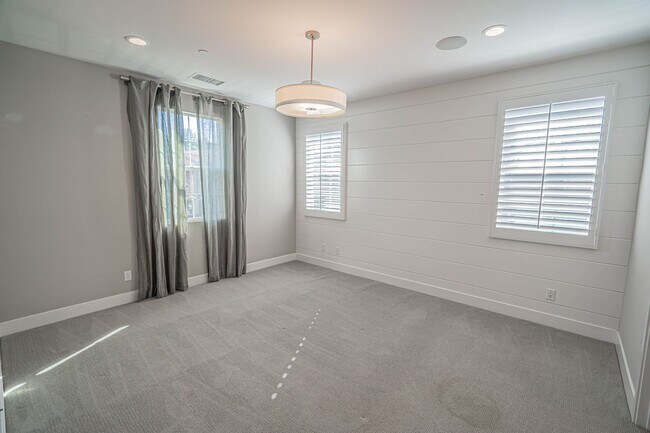 Building Photo - West Creek 3 Bedroom Condo for Rent in Val...