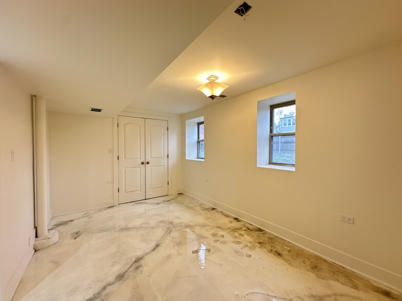 Building Photo - 2537 N Kildare Ave