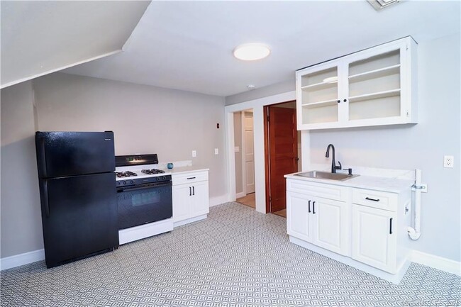 Building Photo - 165 Elm St