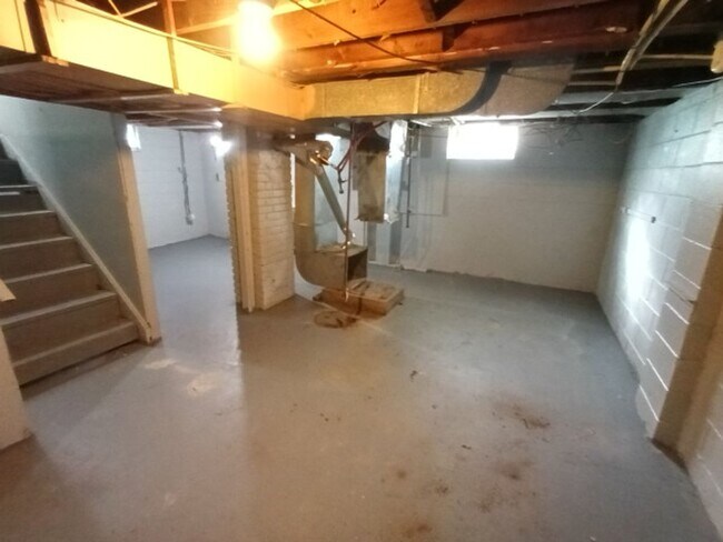 Building Photo - 3 bedroom, 1 bathroom Now Available!