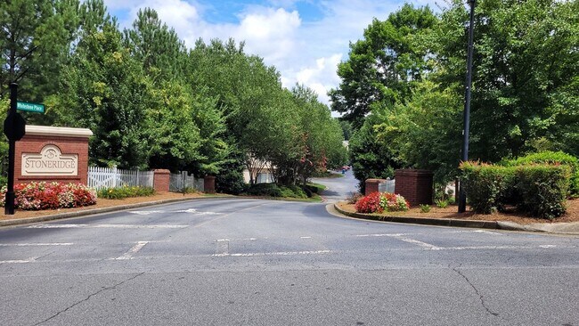 Building Photo - Bright 2-Bedroom Townhome Near Avalon & Downtown Alpharetta