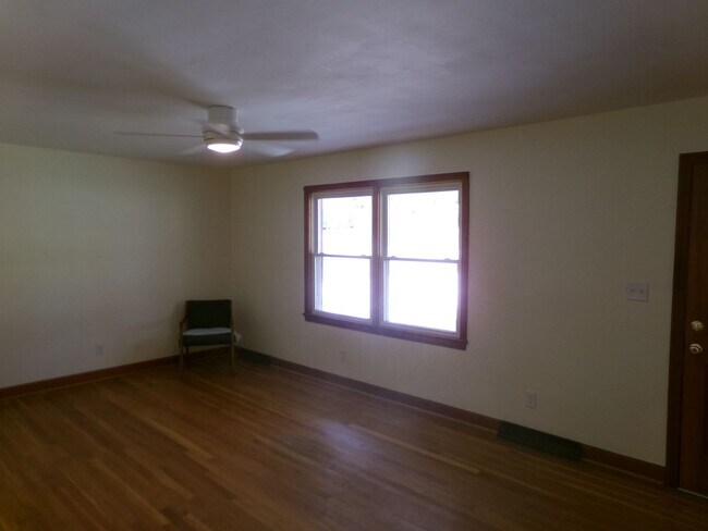 Building Photo - Country Living in Town