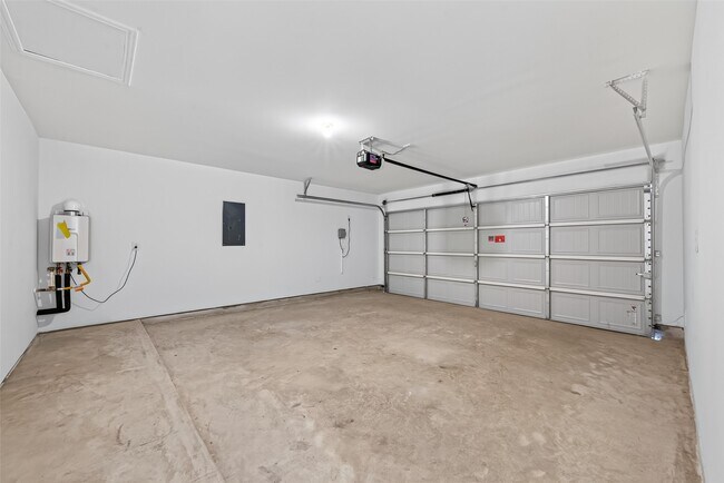 Building Photo - 3030 Lake Crest Dr