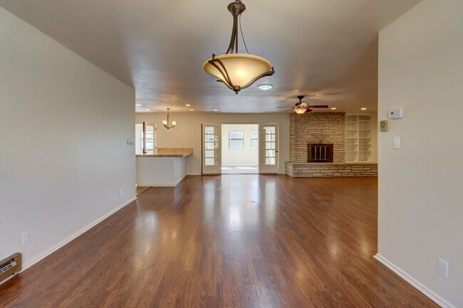 Building Photo - Home in Antelope Hills!