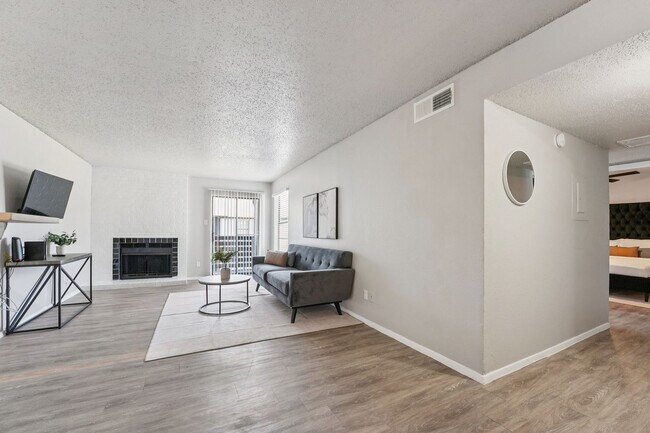 Building Photo - 2525 Thomason Cir