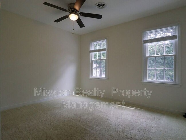 Building Photo - 4600 Cedar Cliff Rd