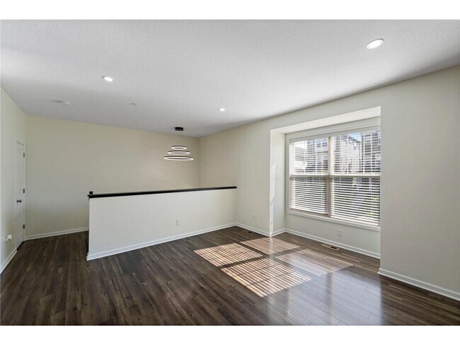 Building Photo - 8085 Central Park Way