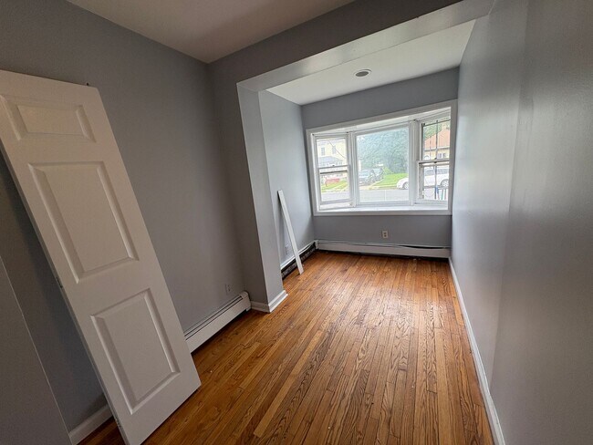 Building Photo - Large 5 Bedroom 2 Bathroom Single Family H...