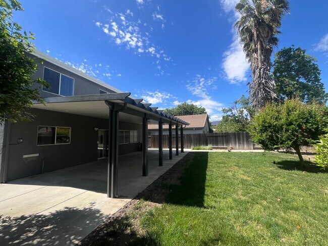 Building Photo - Bright & Spacious Woodland Home with Functional Layout 3 bed/2.5 bath