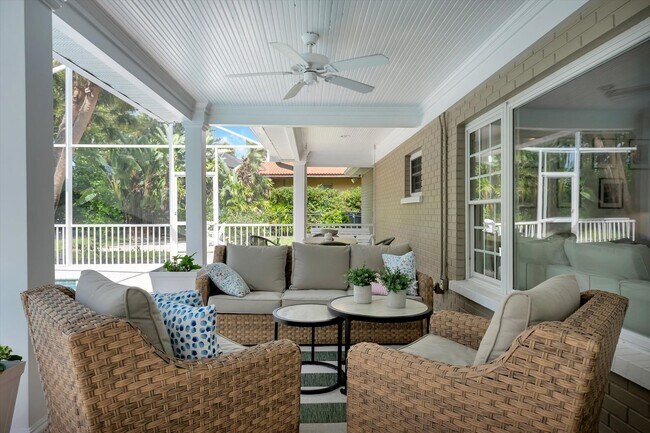 Building Photo - Luxury 5 Bed/4 Bath Pool Home on a Golf Course in Central Sarasota