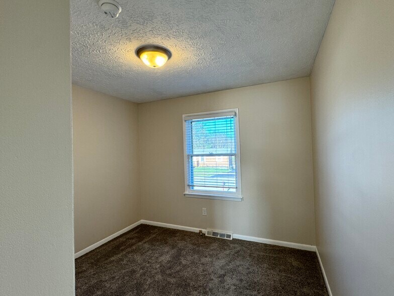 Building Photo - 308 E Tiverton Way