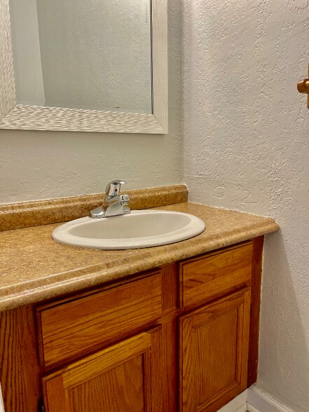 Building Photo - 1006 New St