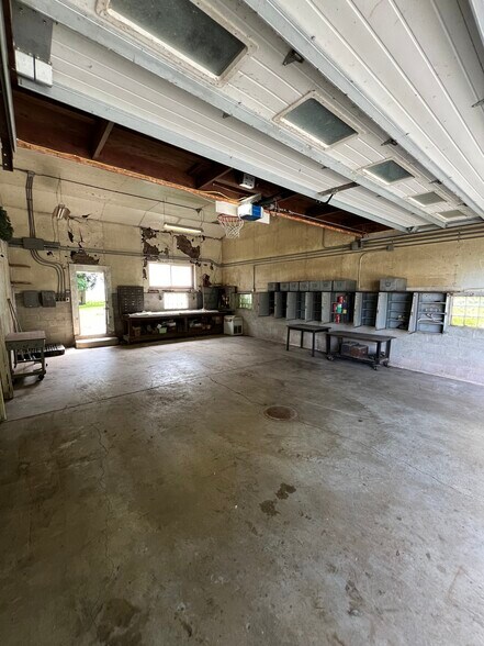 garage - 15791 N 2700 East Rd