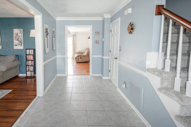 Building Photo - GORGEOUS 5 BEDROOM HOME LOCATED IN SALEM W...