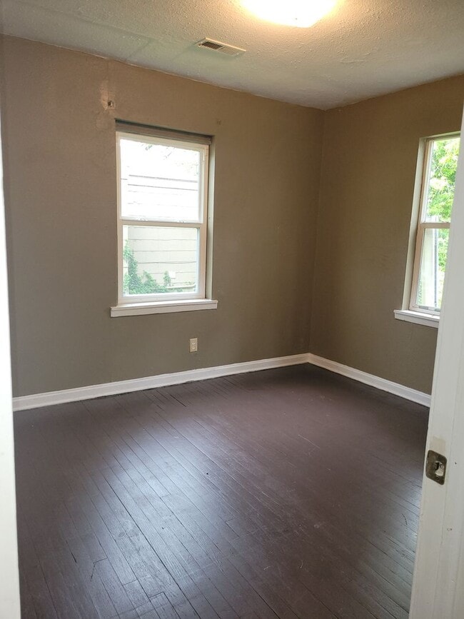 Building Photo - 2 bed 1 bath