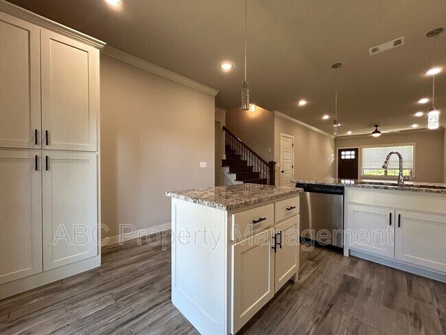 Building Photo - 3305 SW Hillstone Ave