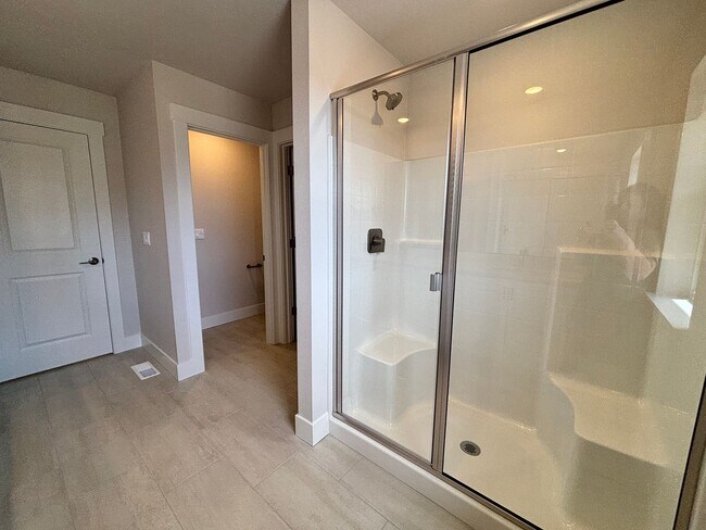 Building Photo - Brand New 5 Bedroom Home in Bull Mountain ...