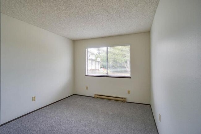 Building Photo - THREE BEDROOM TOWN HOME WITH GARAGE IN HAZEL DELL