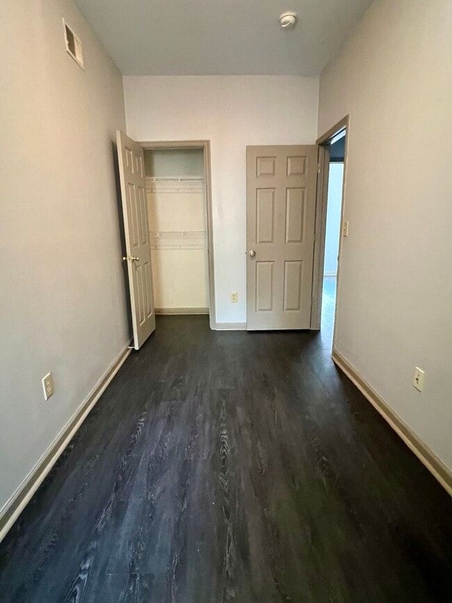 Building Photo - Stunning 6-Bedroom Townhome Steps Away from Temple! Available NOW! RENT SPECIAL - One Month FREE ...