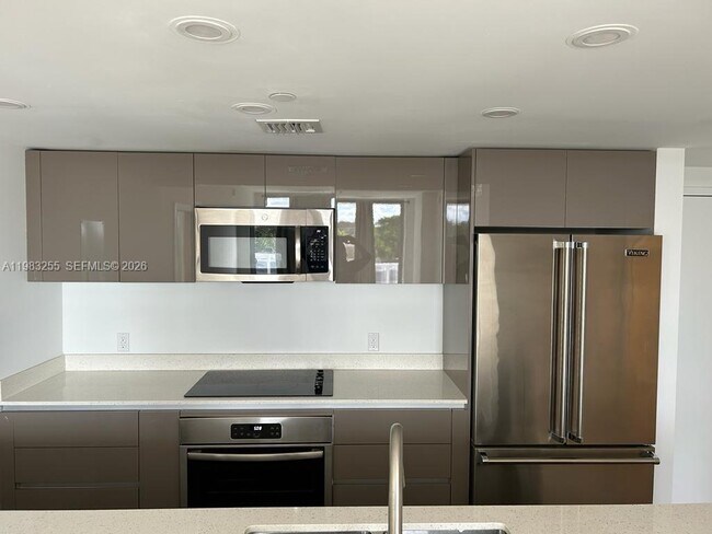 Building Photo - 13800 Highland Dr