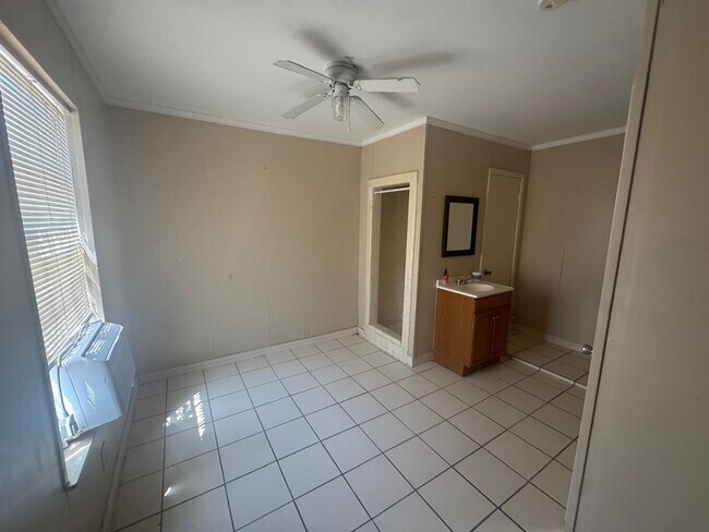 Building Photo - 302 Huisache Dr