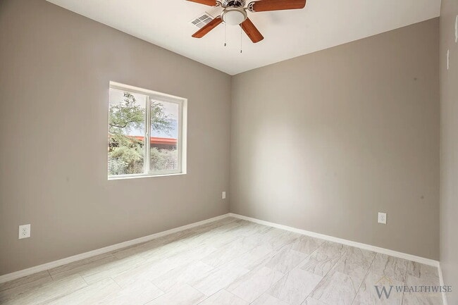 Building Photo - 1349 W Hualpai Rd