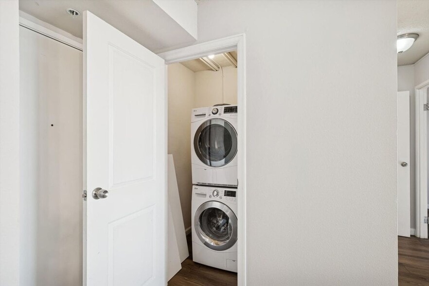 Building Photo - 601 W 11th Ave