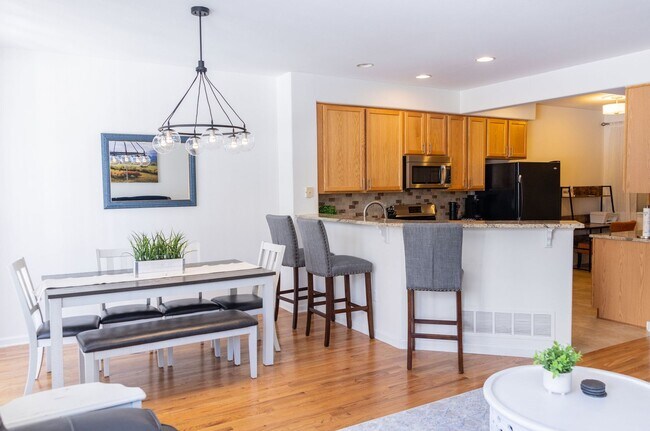 Building Photo - 2960 Newport Cir