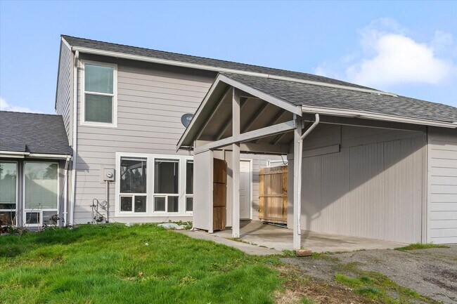 Building Photo - Cute 3 bed 2 bath town home