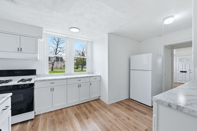 Building Photo - Charming 3BR with Garage & Updates