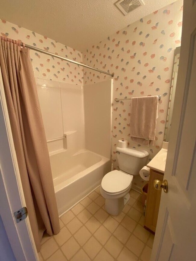 Building Photo - Charming 3-Bedroom Home in Desirable Kure ...