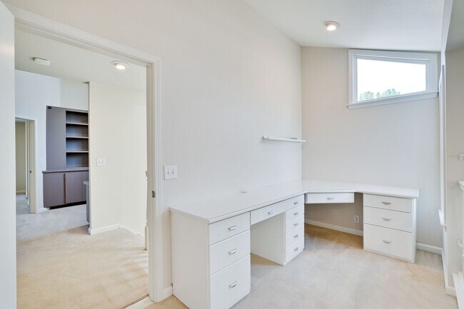Building Photo - $8500-Mountain View  4 bedroom 3 baths in great neighborhood!