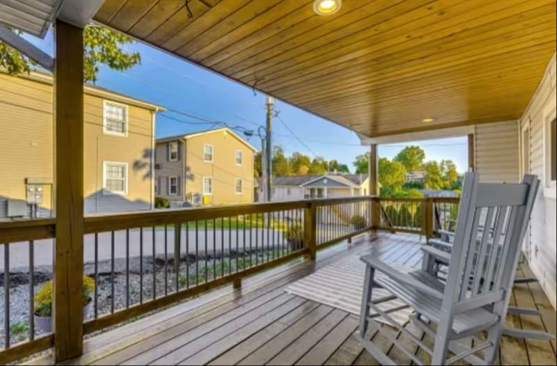 Building Photo - 1108 Valley View Ave