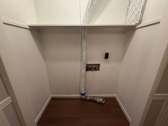 Building Photo - Spacious 3 Bedroom Townhome in Oak Park