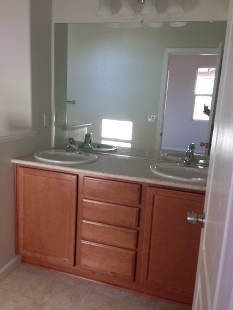 Building Photo - STUNNING 5 BEDROOM, 3 BATHROOM HOME WITH UPDATED KITCHEN AND BATHS! STAINLESS APPLIANCES AND GRAN...