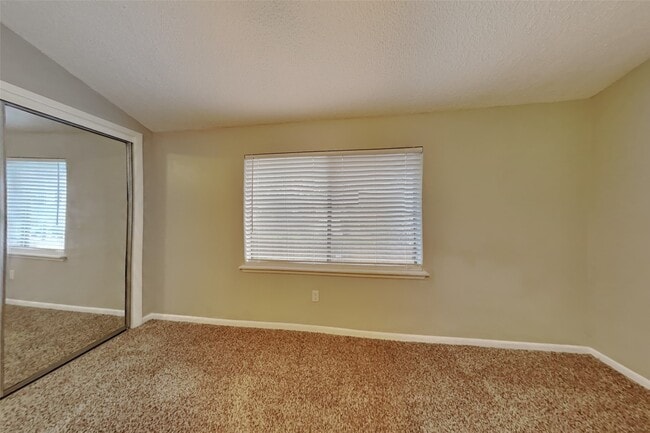 Building Photo - 542 Enchanted Hollow Dr