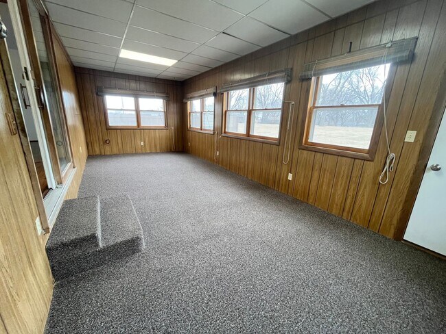 Building Photo - 2 Bed East Side Ranch with Partly Finished Basement!