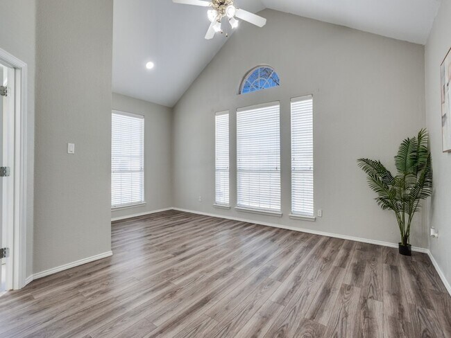 Building Photo - 220 Peach Tree Dr