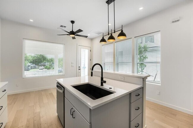 Building Photo - 3204 Overcup Oak Dr