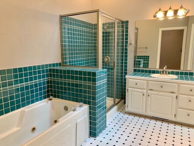 Building Photo - 3801 Tudor Cir