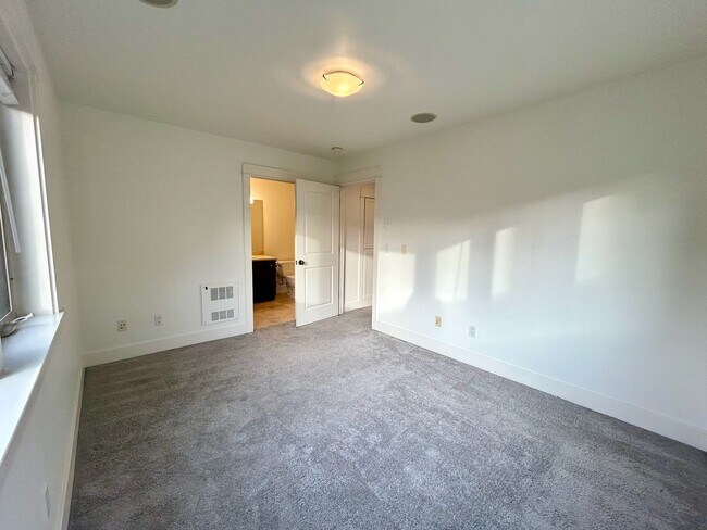 Building Photo - Queen Anne Townhouse